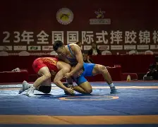  摔跤赛场再起风云：嵩山鲨队队小胜江畔独角兽队，脚步移动更到位黑马成最大惊喜