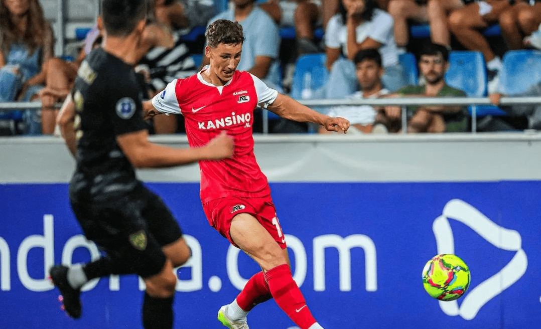  冲刺阶段突围战来临；埃因霍温围绕荷甲刷新队史纪录；球迷炸锅；阵容厚度经受考验