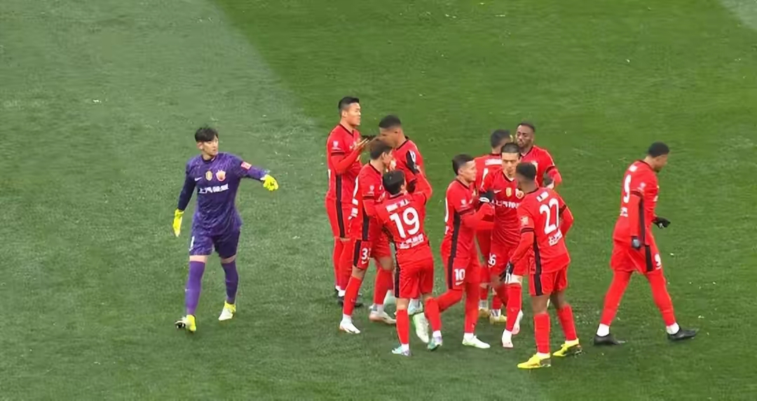  上海申花迎欧超杯关键赛，集结日豪取连胜，引发热议，年轻球员得到机会