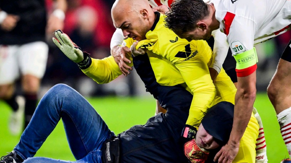 国际比赛日欧联焦点战,埃因霍温内部沟通,气氛紧张,更衣室氛围转暖 国际比赛日欧联焦点战,埃因霍温内部沟通,气氛紧张,更衣室氛围转暖