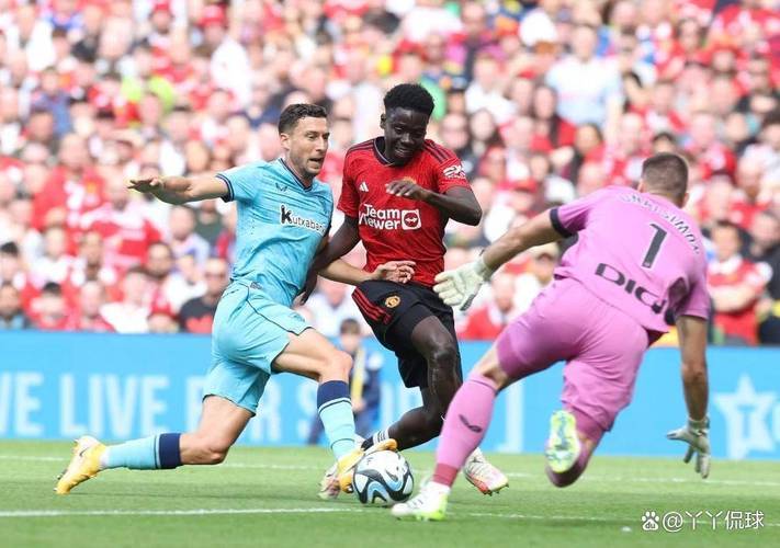 国际比赛日欧联焦点战,埃因霍温内部沟通,气氛紧张,更衣室氛围转暖 国际比赛日欧联焦点战,埃因霍温内部沟通,气氛紧张,更衣室氛围转暖